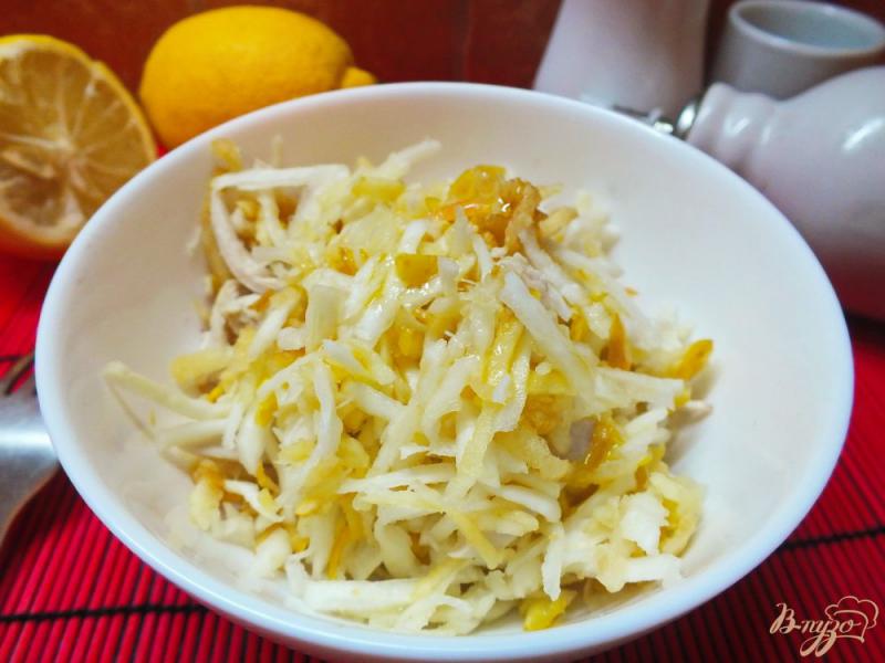 Фото приготовление рецепта: Салат из сельдерея с яблоком и лимоном шаг №5