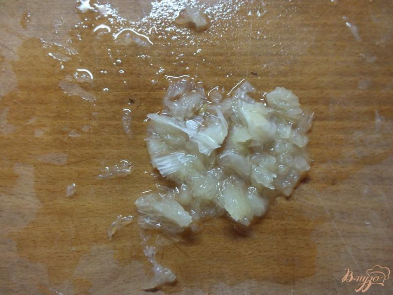 Фото приготовление рецепта: Салат из сельдерея с яблоком и лимоном шаг №2
