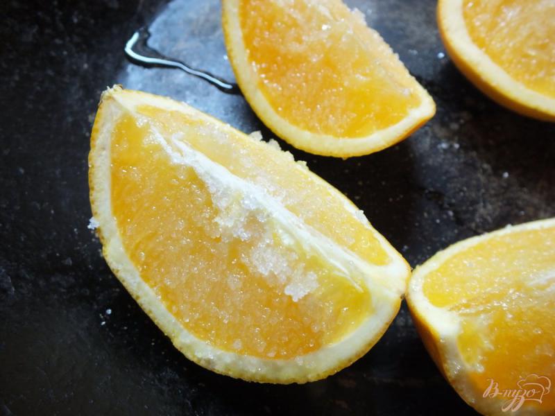 Фото приготовление рецепта: Десерт из апельсина запеченного в роме с розмарином шаг №3