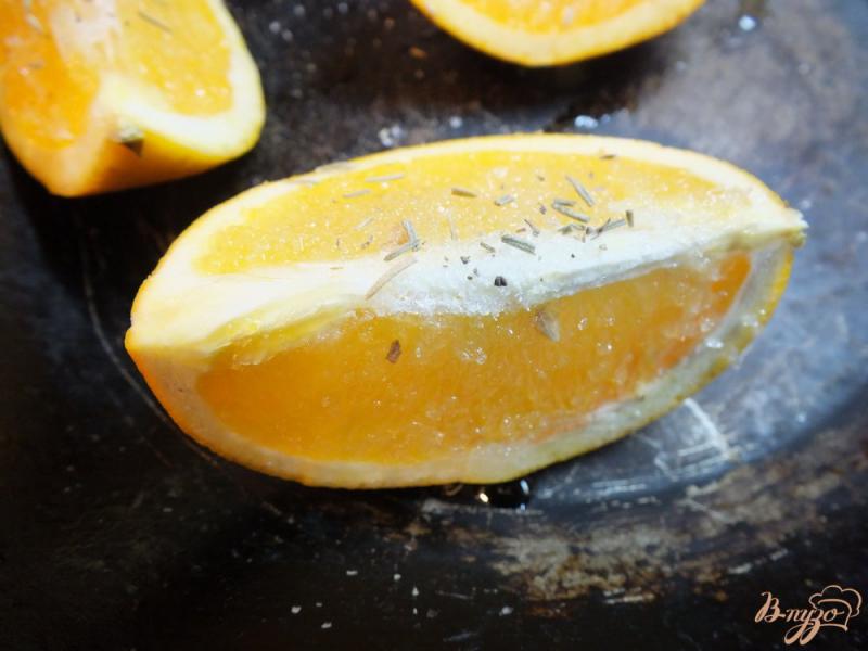 Фото приготовление рецепта: Десерт из апельсина запеченного в роме с розмарином шаг №4