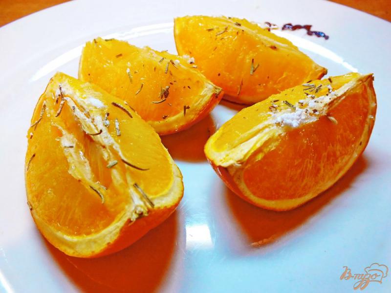 Фото приготовление рецепта: Десерт из апельсина запеченного в роме с розмарином шаг №7