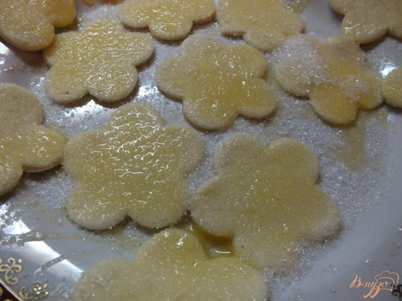 Фото приготовление рецепта: Сахарные слоено-дрожжевый ромашки шаг №4