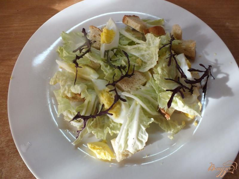 Фото приготовление рецепта: Салат из яиц с гренками и руколой шаг №5