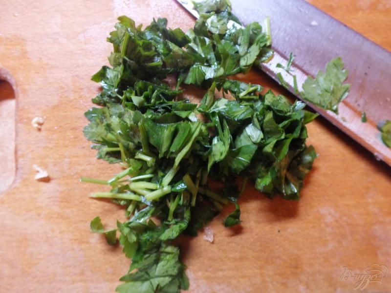 Фото приготовление рецепта: Салат из болгарского перца и листовой зелени с кунжутный маслом шаг №2
