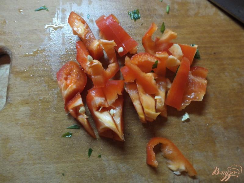 Фото приготовление рецепта: Салат из болгарского перца и листовой зелени с кунжутный маслом шаг №3