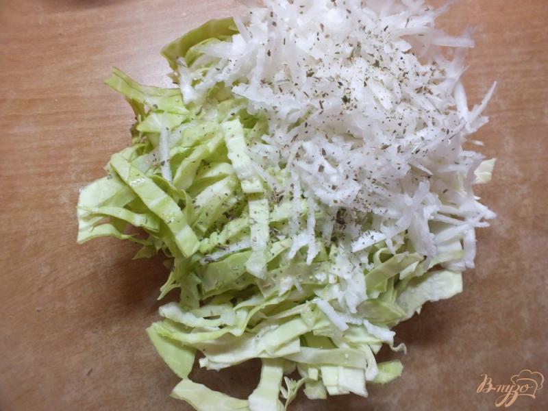 Фото приготовление рецепта: Салат из капусты с дайконом и травами шаг №3