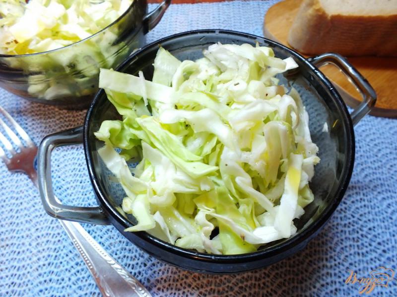 Фото приготовление рецепта: Салат из капусты с дайконом и травами шаг №4