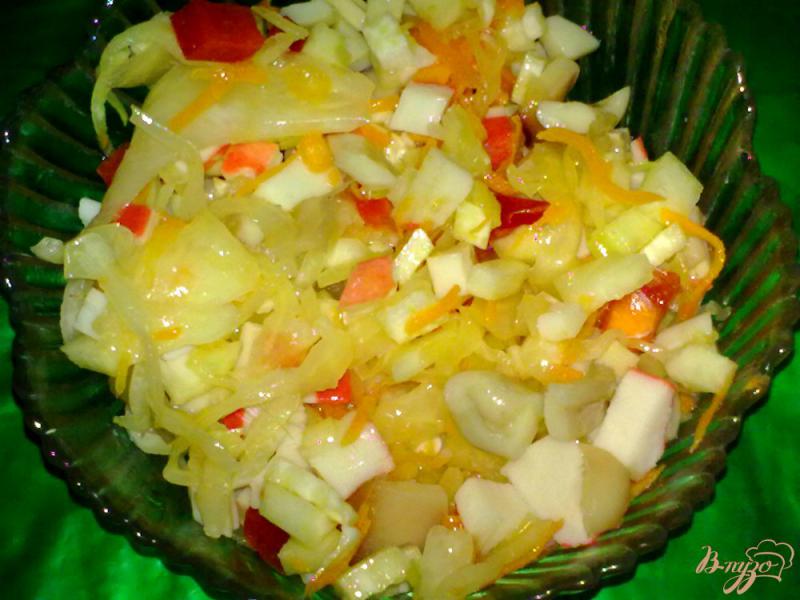 Фото приготовление рецепта: Салат с кальмаром и крабовыми палочками шаг №5