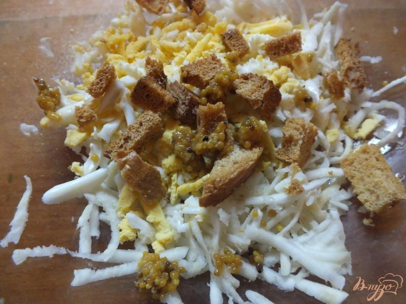 Фото приготовление рецепта: Корень сельдерея с гренками и яйцом шаг №3