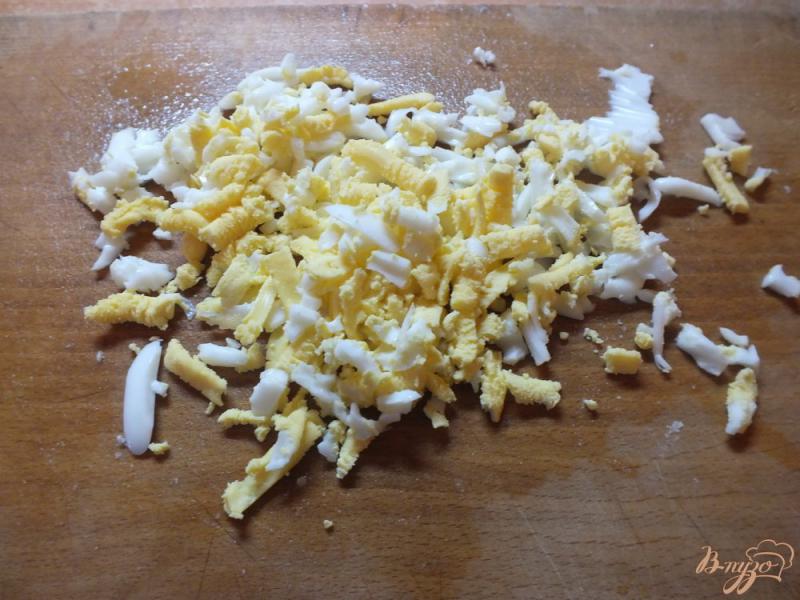 Фото приготовление рецепта: Корень сельдерея с гренками и яйцом шаг №2