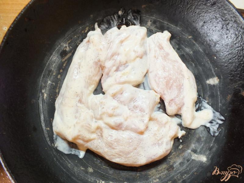 Фото приготовление рецепта: Курица запеченная с бананом и сыром шаг №4