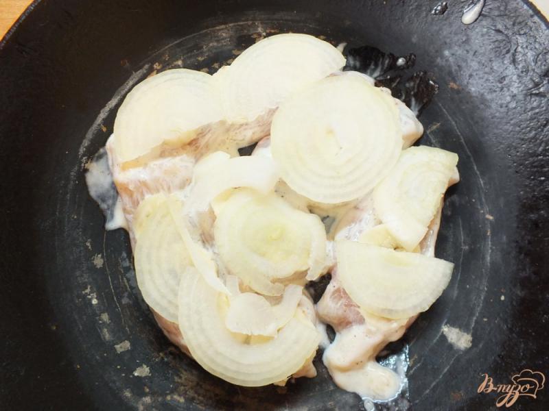 Фото приготовление рецепта: Курица запеченная с бананом и сыром шаг №6