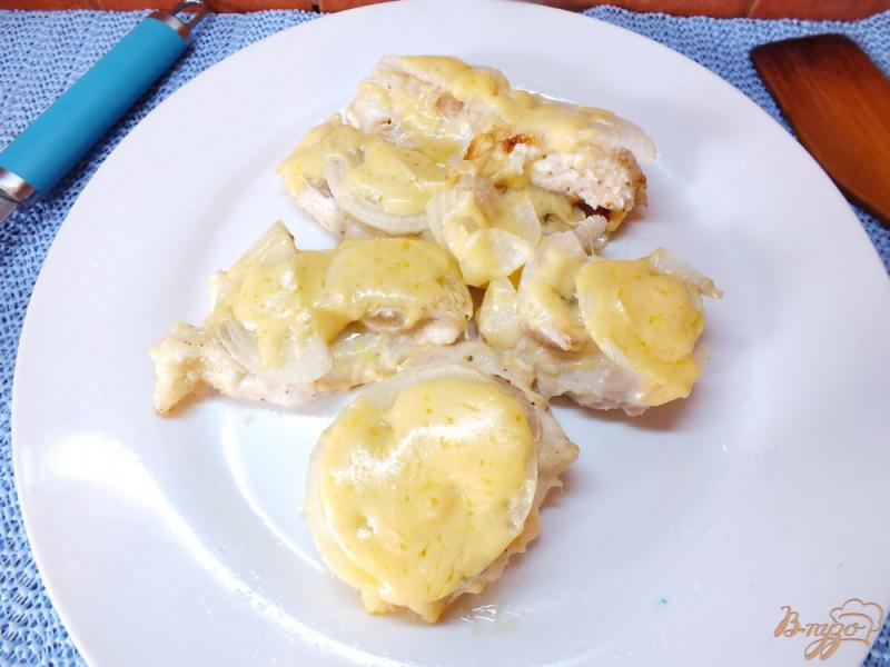 Фото приготовление рецепта: Курица запеченная с бананом и сыром шаг №8