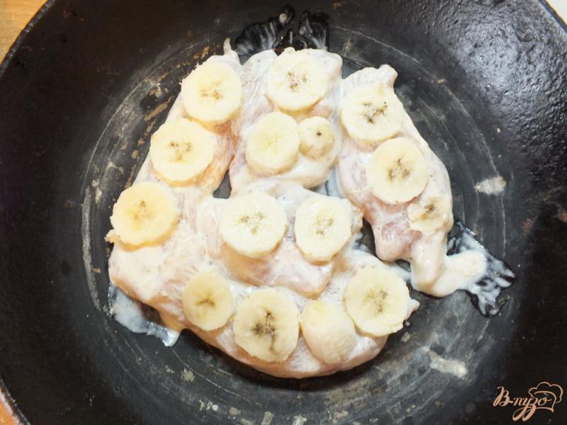 Фото приготовление рецепта: Курица запеченная с бананом и сыром шаг №5