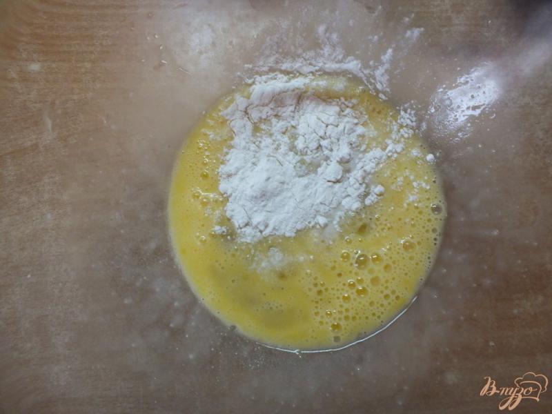 Фото приготовление рецепта: Яичный рулет с творогом шаг №2