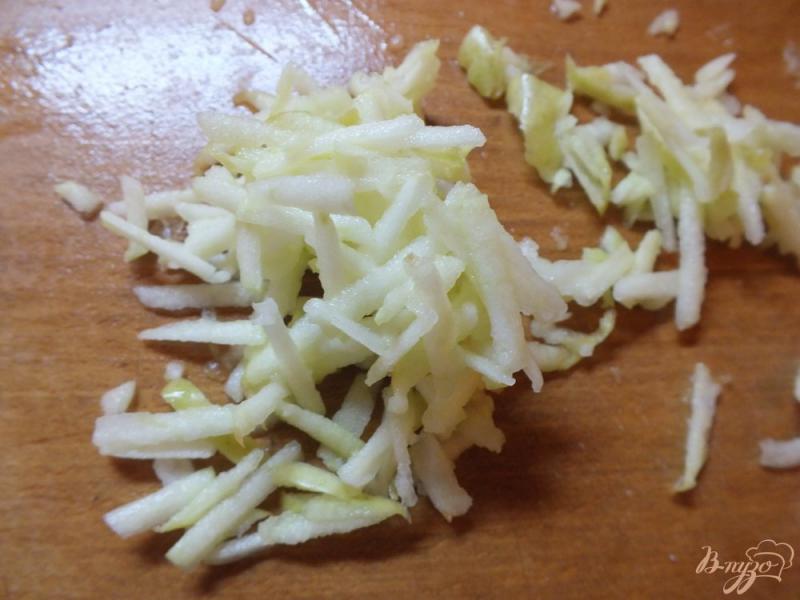 Фото приготовление рецепта: Зимний салат из кислой капусты и дайкона шаг №3
