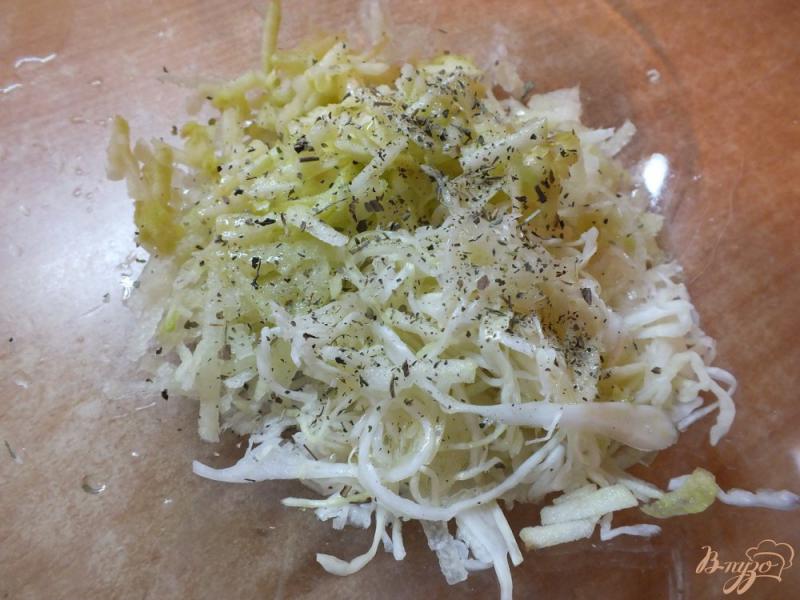 Фото приготовление рецепта: Зимний салат из кислой капусты и дайкона шаг №4
