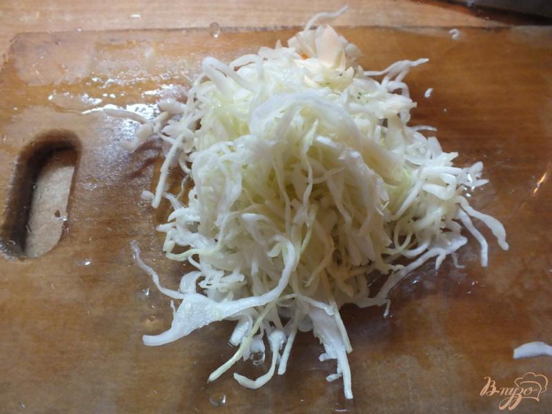 Фото приготовление рецепта: Зимний салат из кислой капусты и дайкона шаг №1