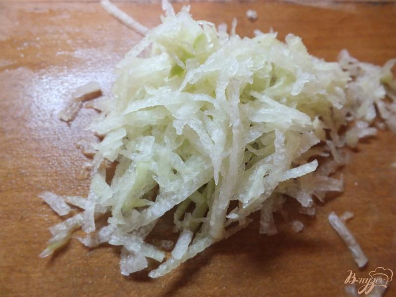 Фото приготовление рецепта: Зимний салат из кислой капусты и дайкона шаг №2