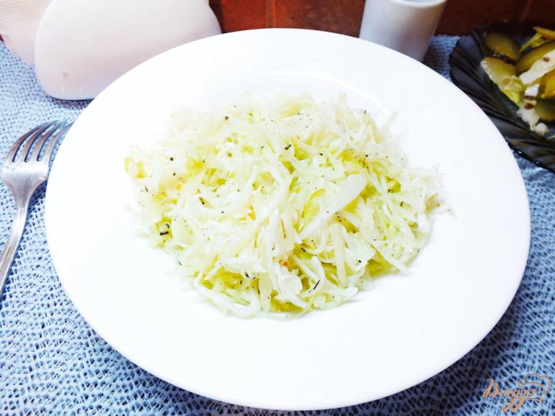 Фото приготовление рецепта: Зимний салат из кислой капусты и дайкона шаг №5