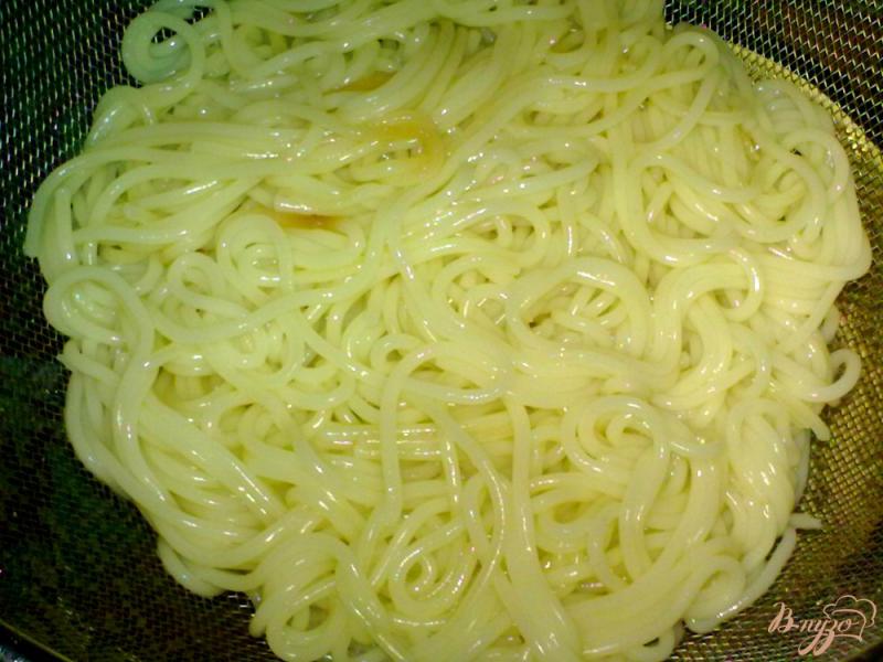 Фото приготовление рецепта: Спагетти с крабовыми палочками шаг №1