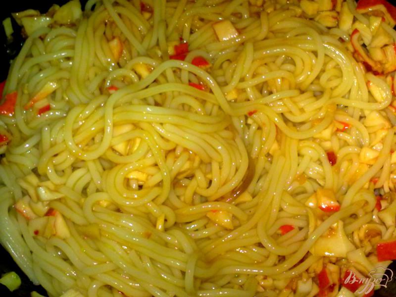 Фото приготовление рецепта: Спагетти с крабовыми палочками шаг №6