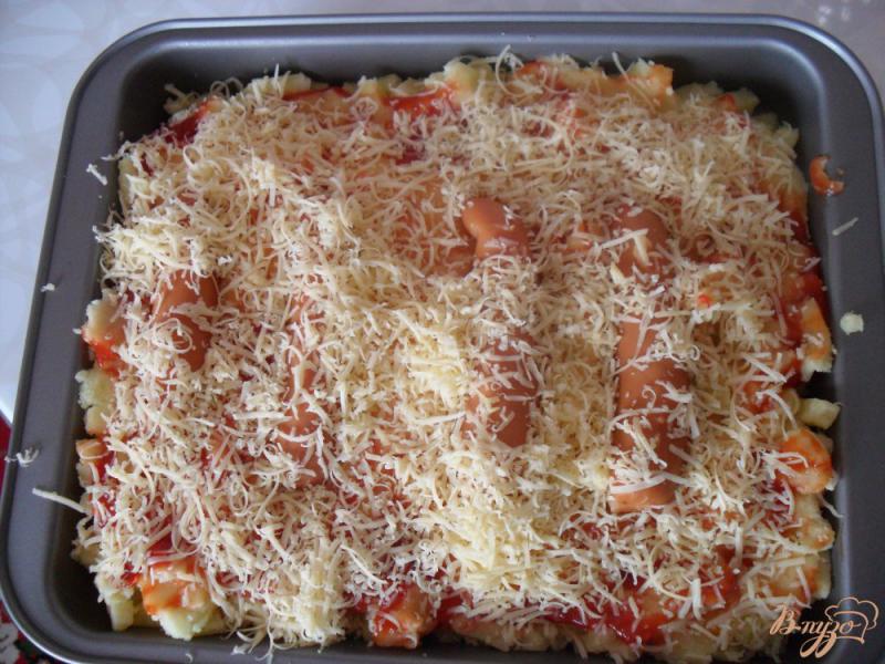 Фото приготовление рецепта: Картофельная запеканка с сосисками и сыром шаг №7