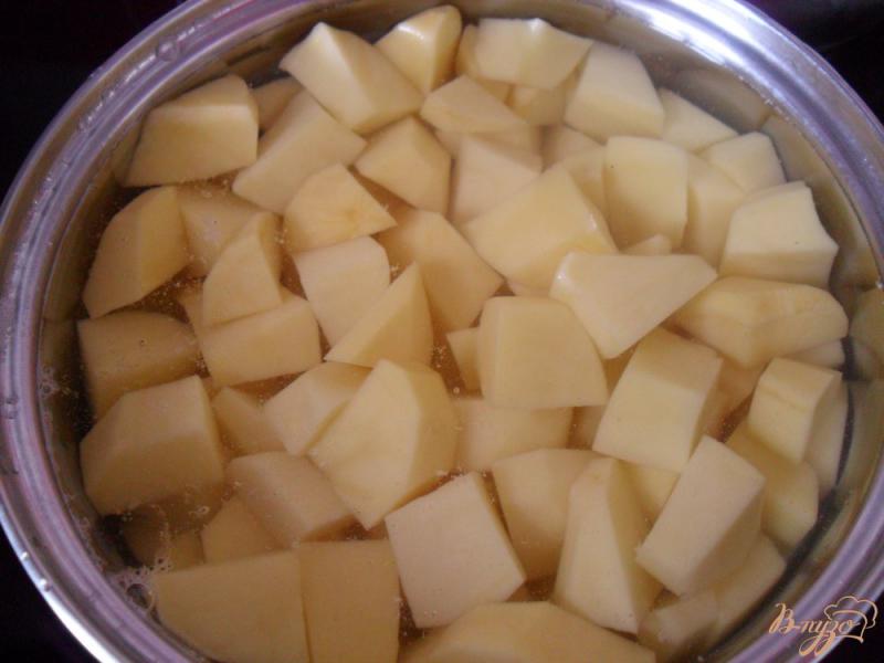 Фото приготовление рецепта: Картофельная запеканка с сосисками и сыром шаг №1