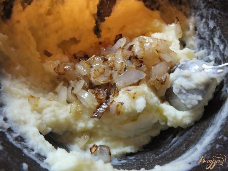 Фото приготовление рецепта: Пирог с картофелем и луком шаг №4
