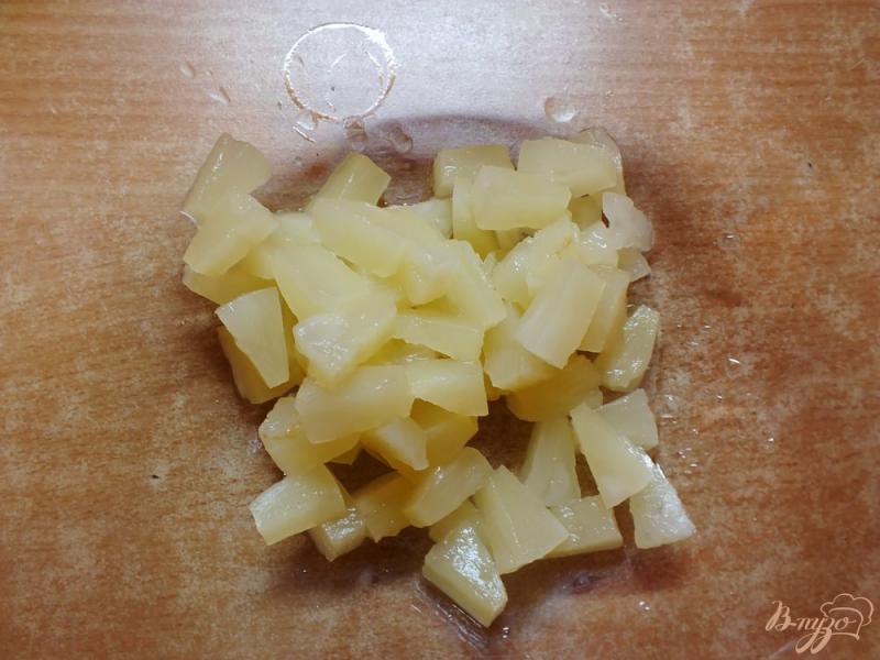Фото приготовление рецепта: Салат с консервированным ананансом шаг №1