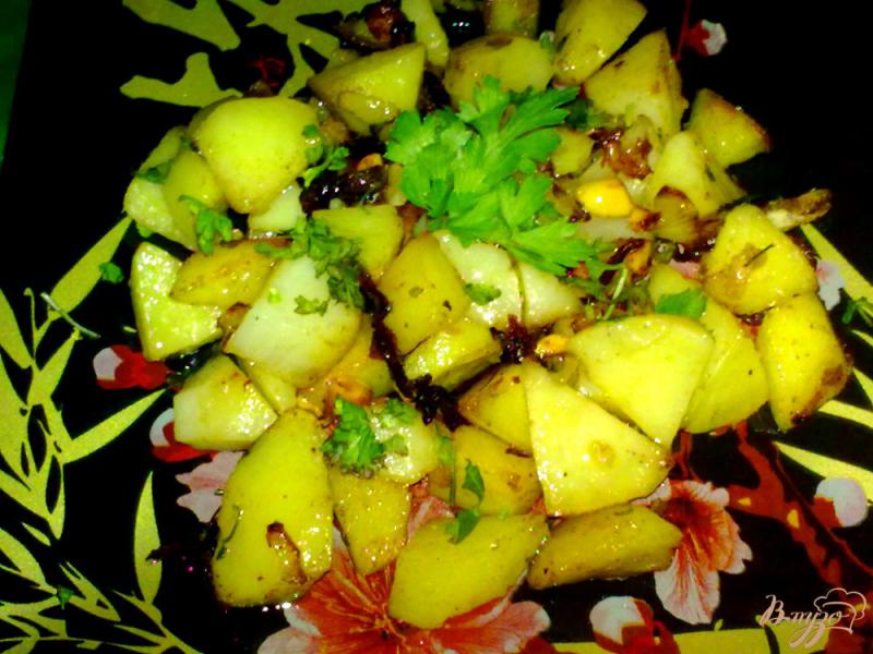 Фото приготовление рецепта: Пряный картофель с арахисом и кинзой шаг №8