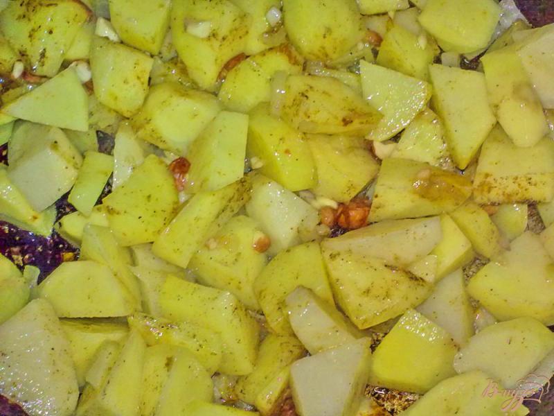 Фото приготовление рецепта: Пряный картофель с арахисом и кинзой шаг №7