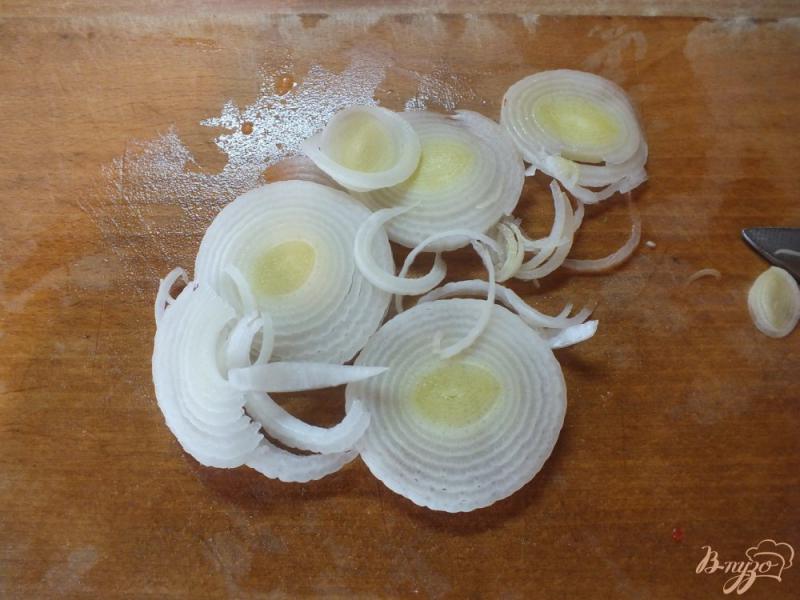 Фото приготовление рецепта: Салат из болгарского перца с луком порей шаг №3