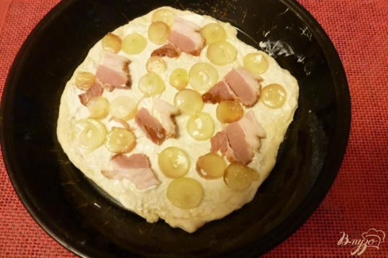 Фото приготовление рецепта: Пицца с копченой грудинкой и виноградом шаг №2