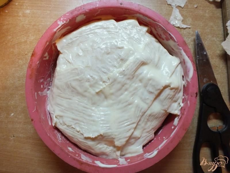 Фото приготовление рецепта: Закусочный пирог из курицы с ананасом шаг №6