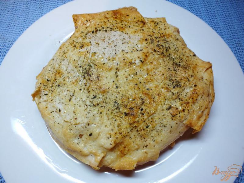 Фото приготовление рецепта: Закусочный пирог из курицы с ананасом шаг №7