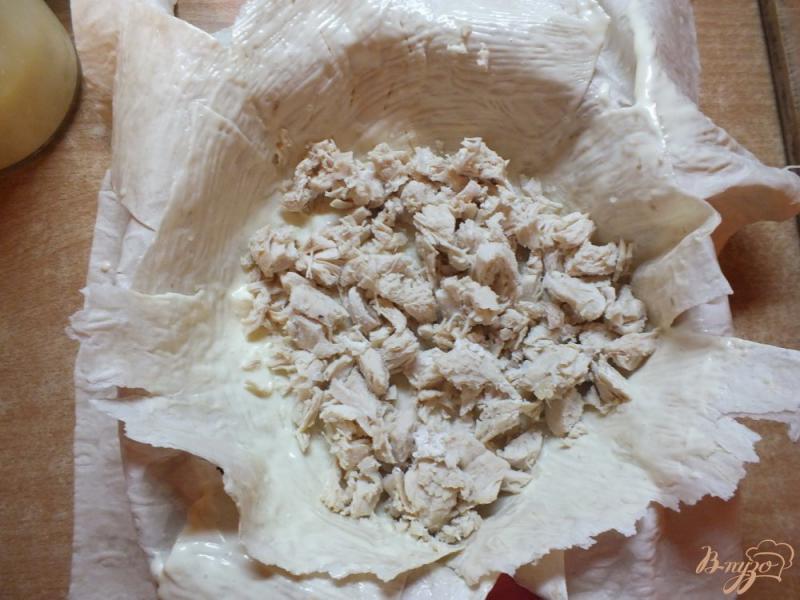 Фото приготовление рецепта: Закусочный пирог из курицы с ананасом шаг №3
