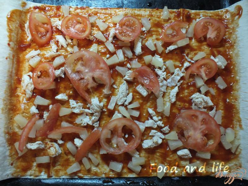 Фото приготовление рецепта: Пицца куриная с болгарским перцем и ананасом шаг №7