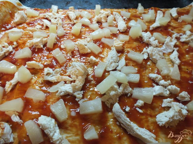 Фото приготовление рецепта: Пицца куриная с болгарским перцем и ананасом шаг №6