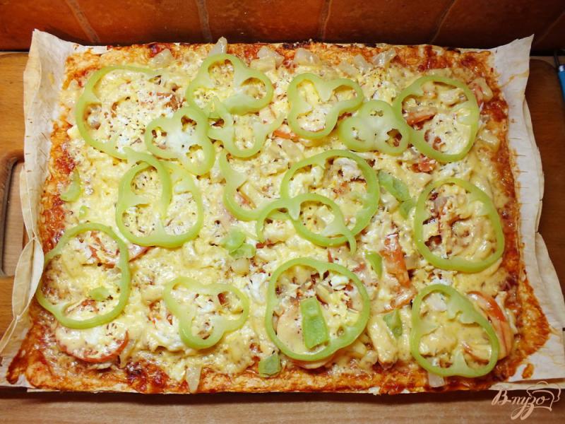Фото приготовление рецепта: Пицца куриная с болгарским перцем и ананасом шаг №11