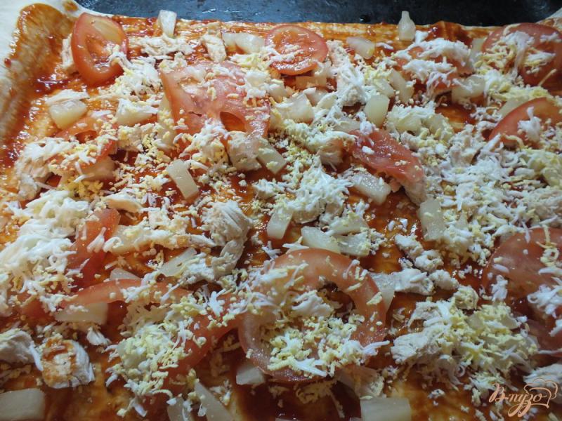 Фото приготовление рецепта: Пицца куриная с болгарским перцем и ананасом шаг №8