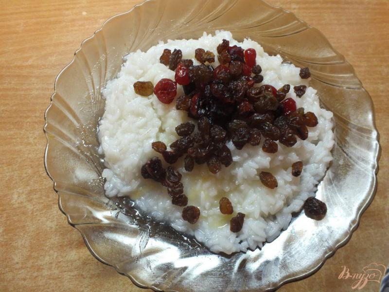 Фото приготовление рецепта: Сладким рис с вяленой ягодой к завтраку шаг №4