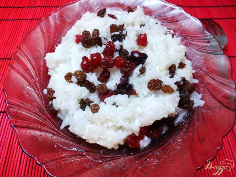 Фото приготовление рецепта: Сладким рис с вяленой ягодой к завтраку шаг №5
