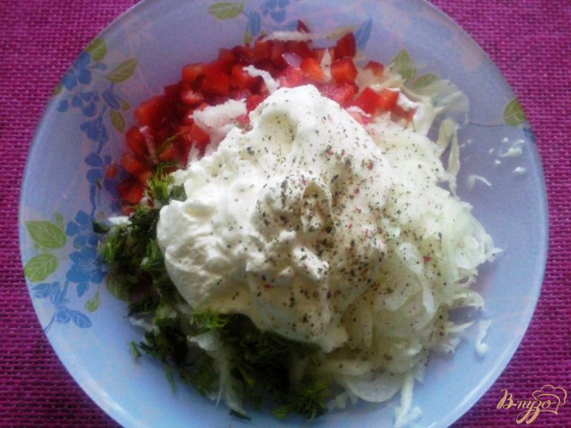 Фото приготовление рецепта: Салат из кольраби и сладкого перца шаг №4