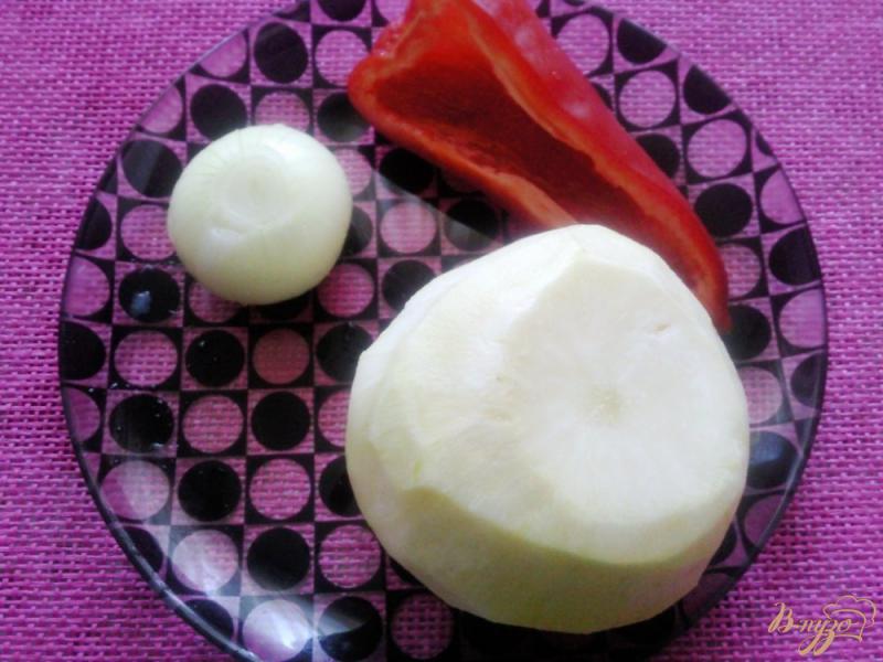 Фото приготовление рецепта: Салат из кольраби и сладкого перца шаг №1