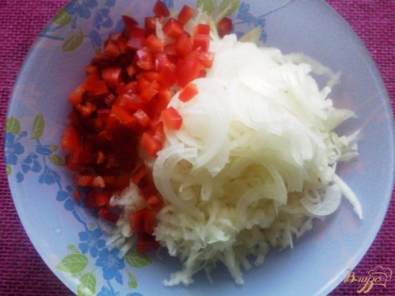 Фото приготовление рецепта: Салат из кольраби и сладкого перца шаг №3