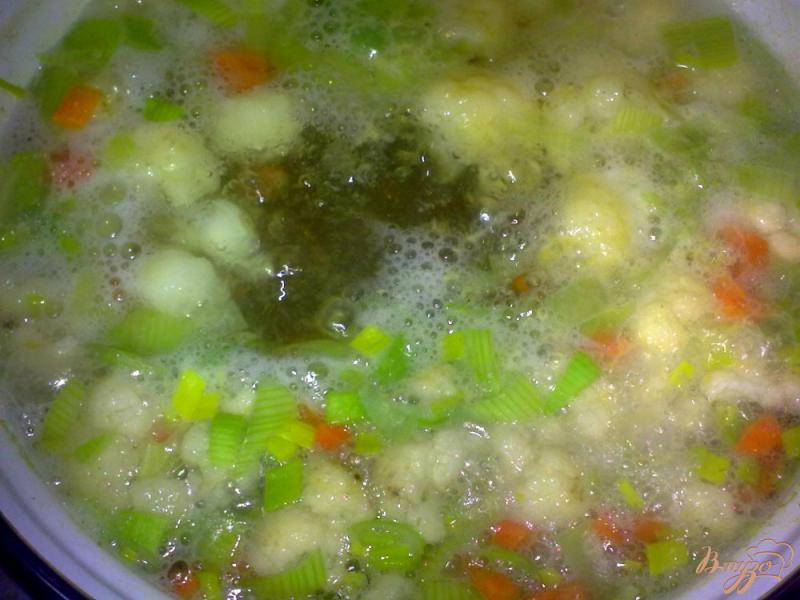 Фото приготовление рецепта: Суп с сырными шариками шаг №8