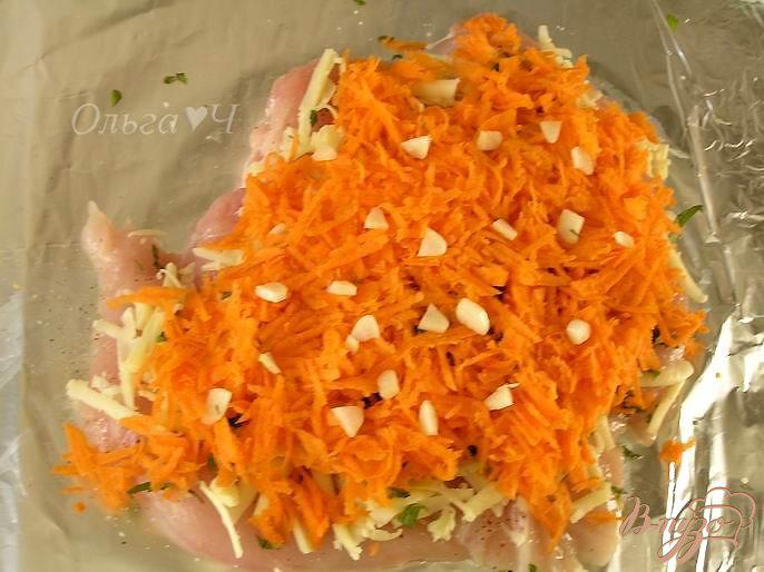 Фото приготовление рецепта: Куриный рулет с мятным сыром и морковью шаг №3