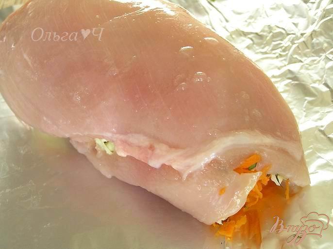 Фото приготовление рецепта: Куриный рулет с мятным сыром и морковью шаг №4