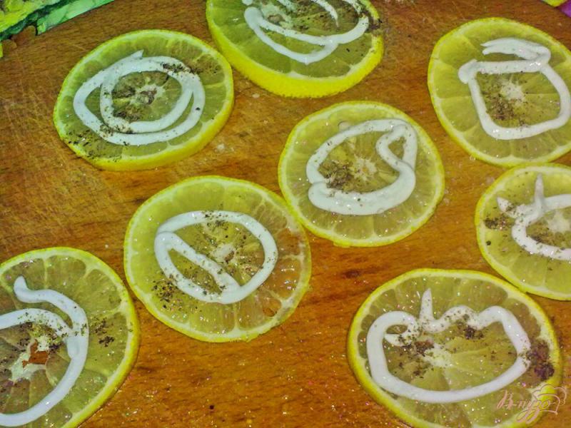 Фото приготовление рецепта: Закуска на лимоне шаг №2